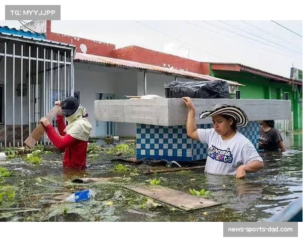花絮：大雨导致场地积水严重，恩波利对阵萨勒尼塔纳半场时清理水坑